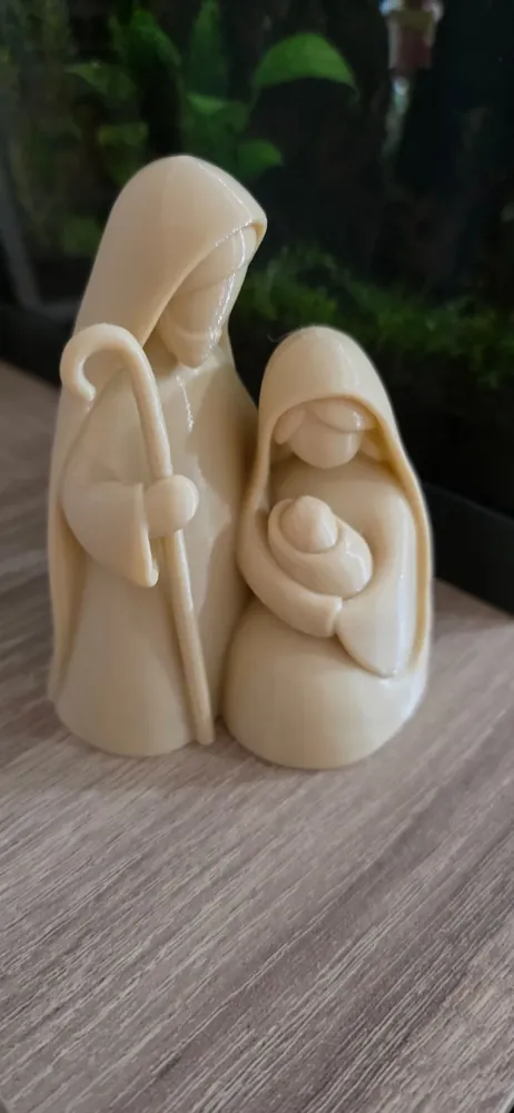 Foto real: Presépio Minimalista: José, Maria e Menino Jesus
